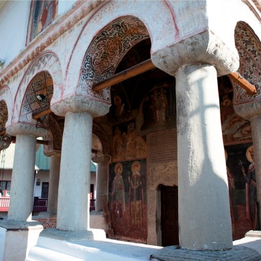 Pridvorul bisericii de la Govora