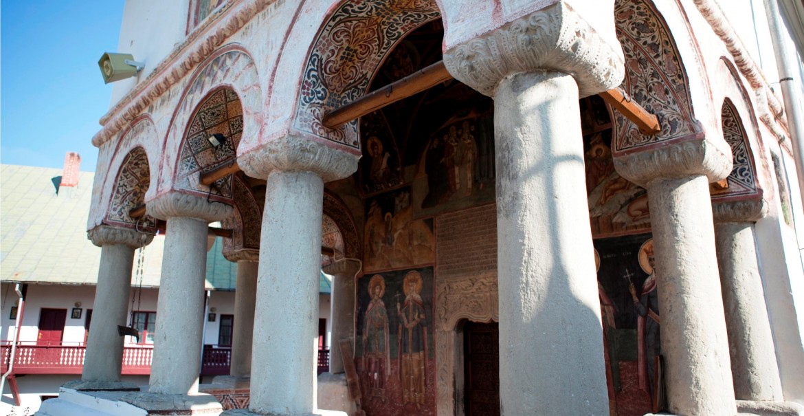 Pridvorul bisericii de la Govora